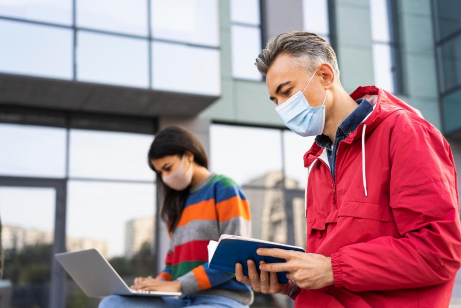 Participant travaillant sur son budget personnel avec des documents financiers